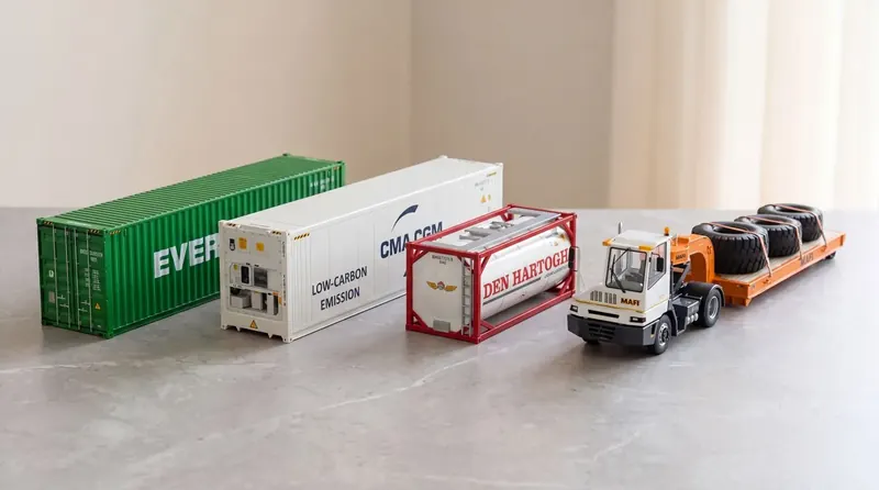 Modèles réduits d'unités maritimes, conteneurs Evergreen et CMA CGM, citerne Den Hartogh, tracteur MAFI