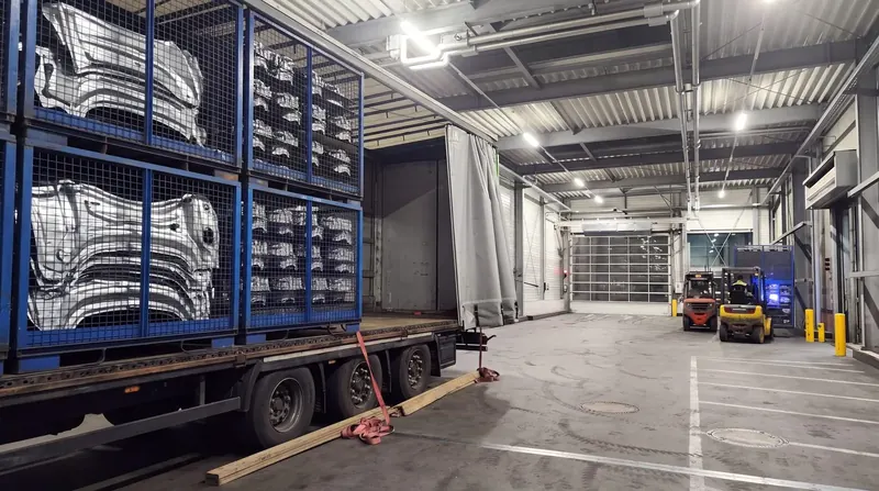 Stillages de pièces automobiles en chargement de nuit
